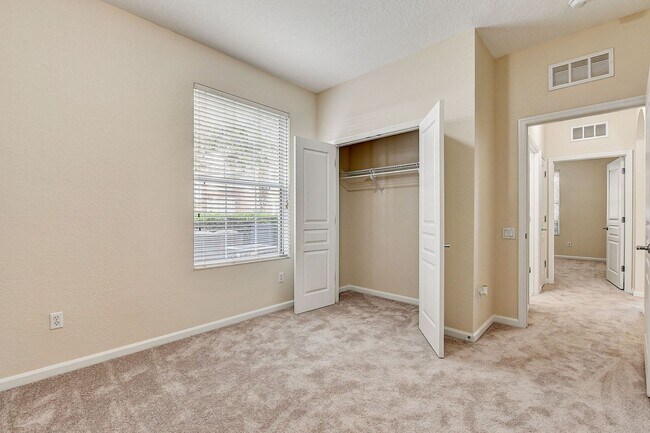 Building Photo - Beautifully Maintained 3-Bedroom, 2-Bathro...