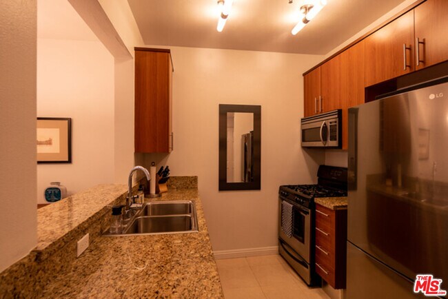 Building Photo - 620 S Gramercy Pl