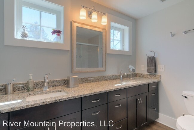 Building Photo - 5 br, 3 bath House - 202 Washington Street