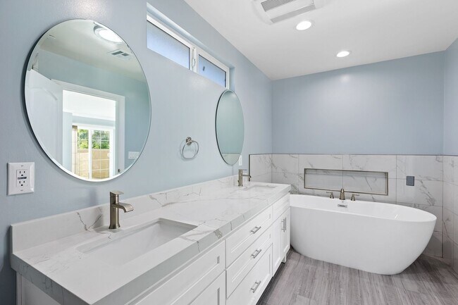 Building Photo - 2216 N Frederic St