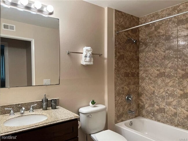Building Photo - 3 br, 2 bath Townhome - 22042 Caminito Vino