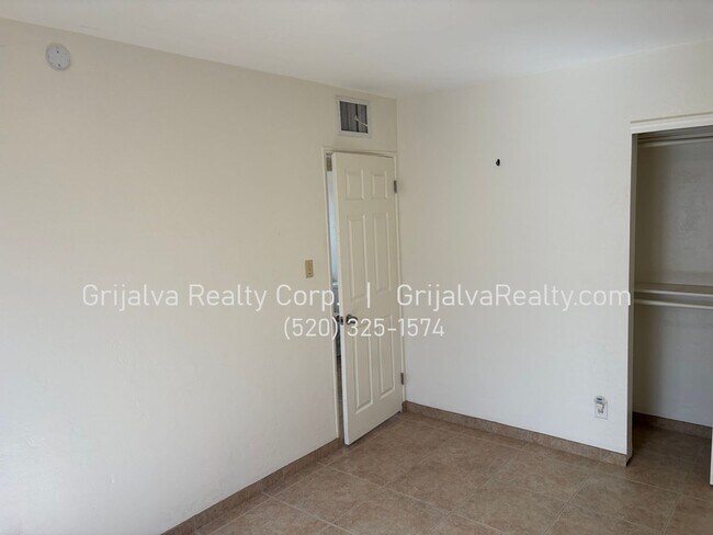 Building Photo - 4641 E 18th St