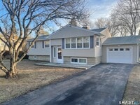 Building Photo - 7 Riverbend Dr