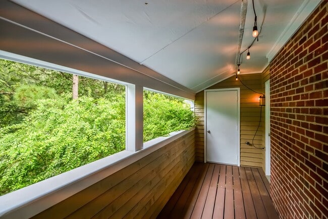 Building Photo - Recently renovated condo near Crabtree!