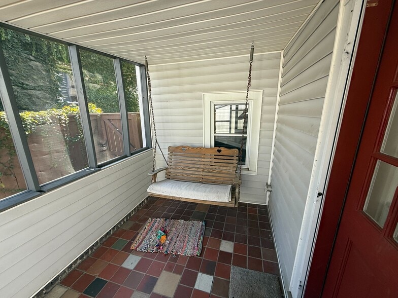 Building Photo - 930 Lexington Ave