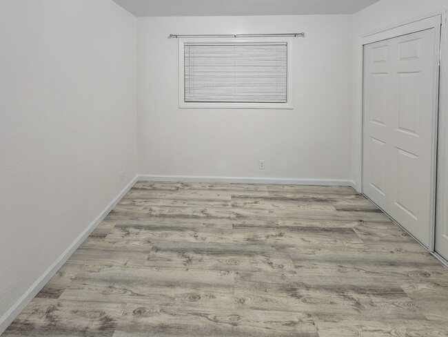 Building Photo - 117 S Silver Ridge St