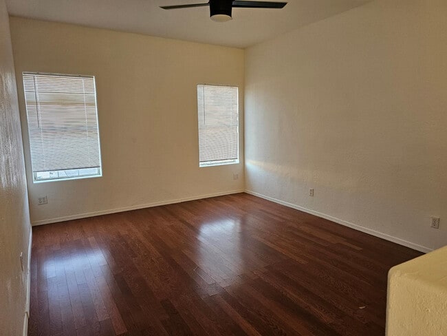 Building Photo - 1026 W Libra Dr