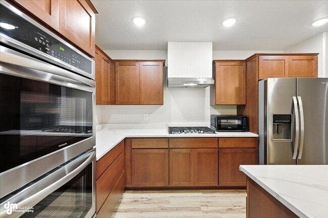 Building Photo - New & Upgraded 4BD Home!