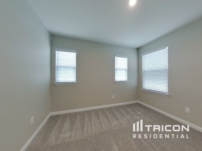 Building Photo - 833 Dean Dr