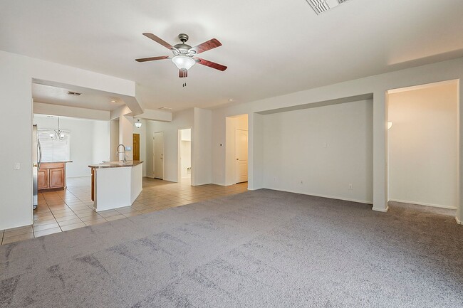 Building Photo - 3 Bed 2 Bath - New Kitchen Appliances\Carp...