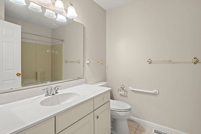 Building Photo - Spacious Updated Ranch