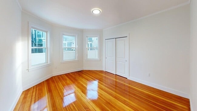 Building Photo - 391 Linwood Ave