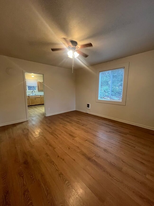 Building Photo - 2-Bedroom 1-Bathroom home in Cottage Grove!