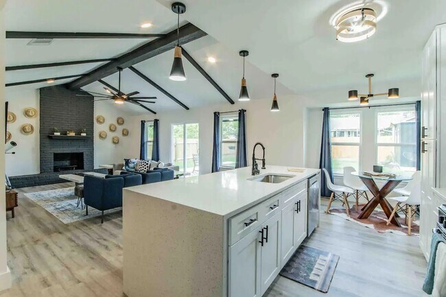 Building Photo - Experience Elevated Living in North Austin – Fully Furnished & Move-In Ready