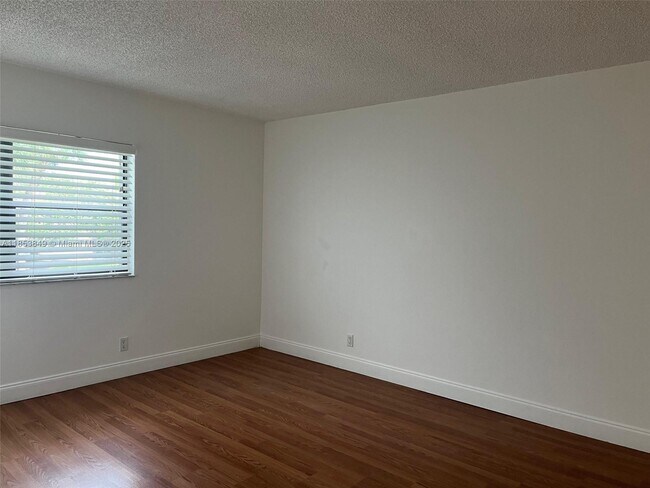 Building Photo - 200 Lakeview Dr