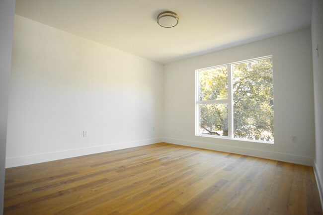 Building Photo - 1300 Francis Ave