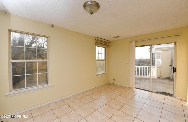 Building Photo - 48 Tulip Ln