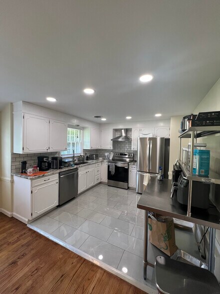 Building Photo - 880 Corvair Rd