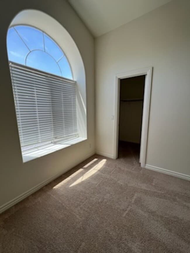 Building Photo - 4 Bedroom Located in Lamplight!