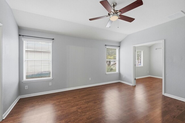 Building Photo - Freshly Painted Spacious 4 Bedroom!