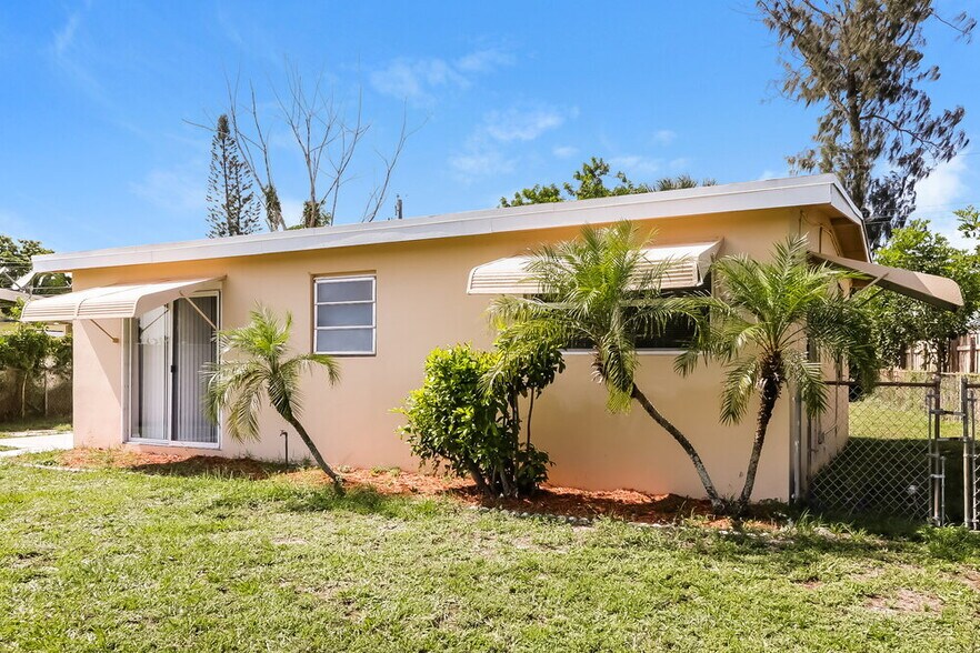 Building Photo - 5641 Honeysuckle Dr