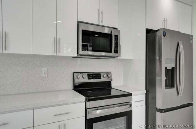 Building Photo - 2301 Alcazar Dr