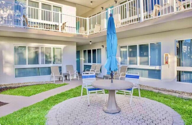 Building Photo - 3225 NE 16th St