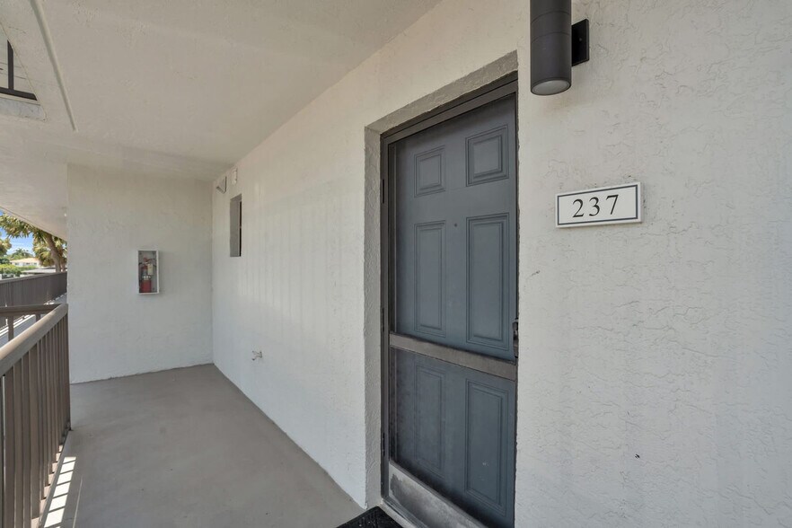 Building Photo - 600 Neapolitan Way