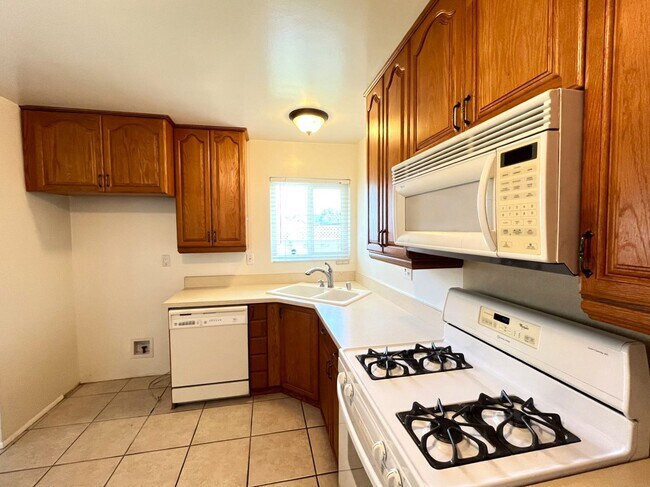 Building Photo - 3 bed, 2 bath in Ontario, CA!