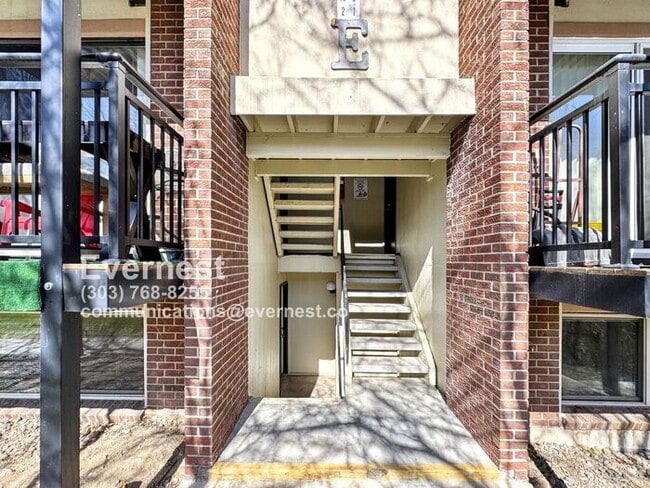 Building Photo - 2-Bedroom, 1-Bathroom Apartment in a Conve...