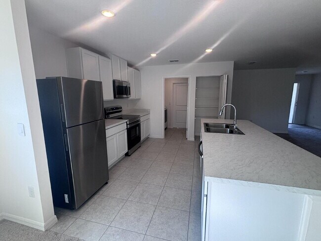 Building Photo - Brand New 4/2 Home!