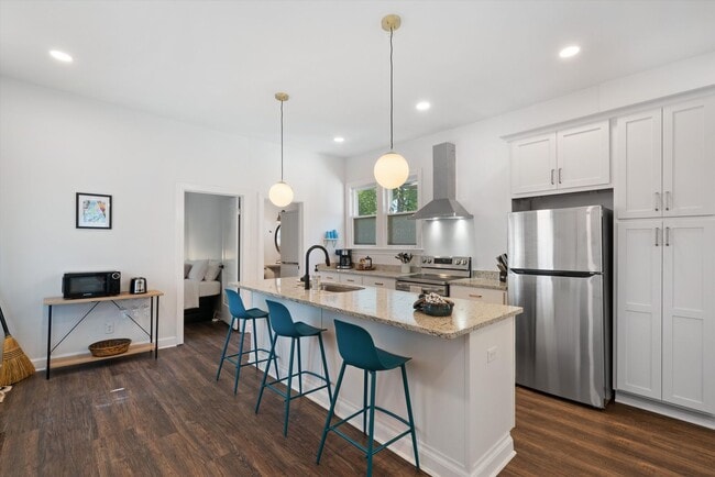Building Photo - Recently updated and fully furnished Midto...