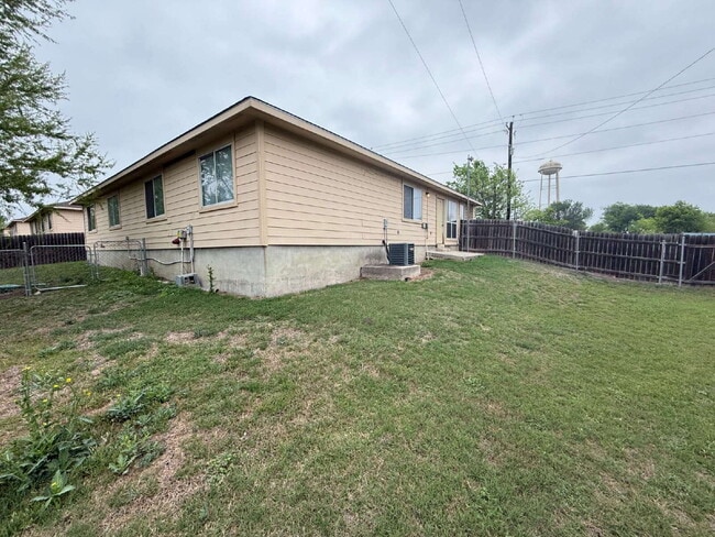 Building Photo - Spacious 3 Bedroom, 2 Bath Duplex with 1-Car Garage – Lawn Care Included!