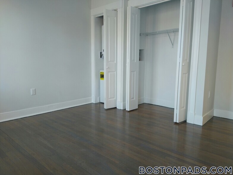 Building Photo - 77 Park Dr