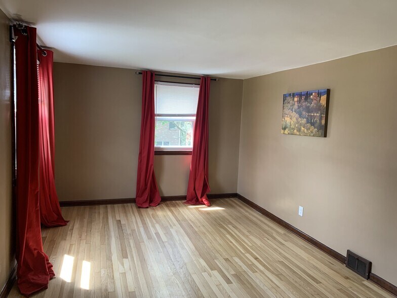 Building Photo - 5 Helen St