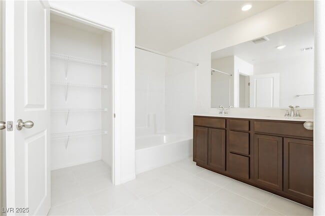 Building Photo - 2768 V. Napoli