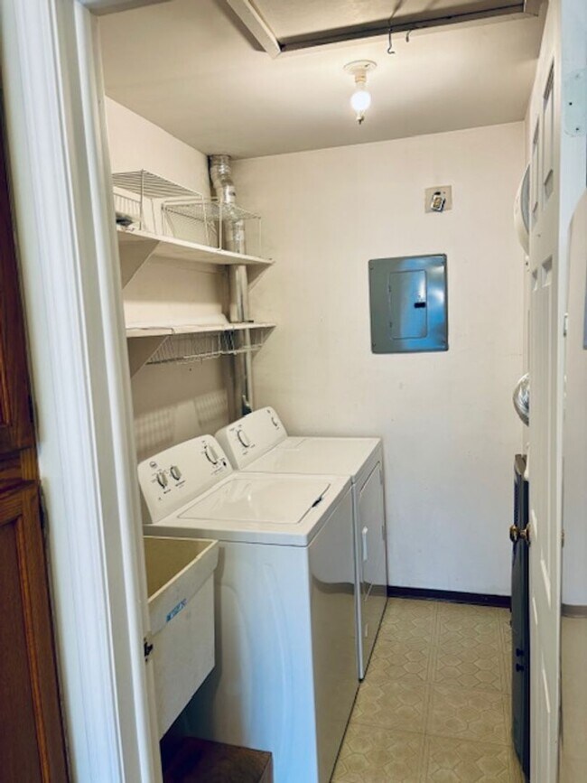 Building Photo - Beautiful 2 bedroom upper condo with 1 car garage, Harrison Township