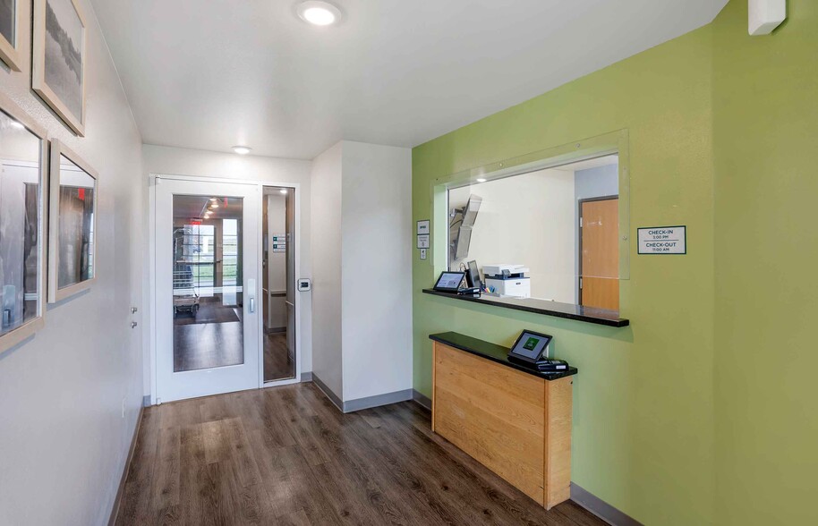 Building Photo - Furnished Studio-Springfield - South - Bat...