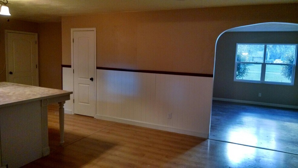 Building Photo - 831 Devon Drive