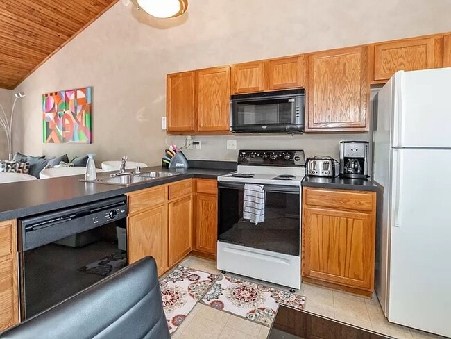 Building Photo - Townhome With Garage!