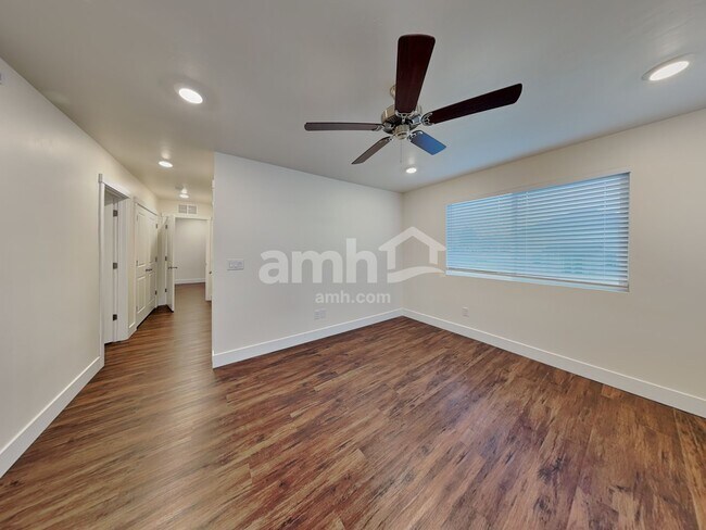 Building Photo - 749 S Rocker Ave