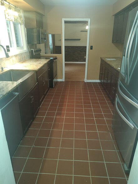 Galley kitchen - 6208 Ivymount Rd