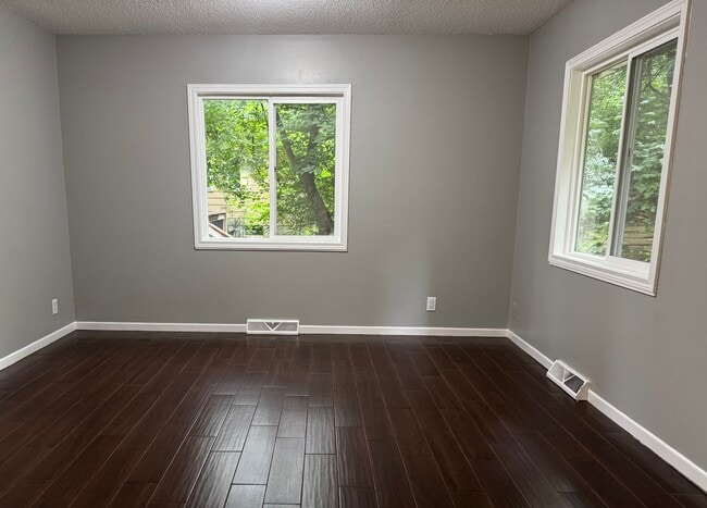 Building Photo - Stunning 3 Bedroom 2 Bathroom Home in Burn...