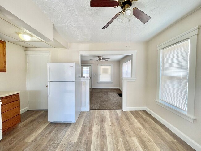 Building Photo - 136-136 Cleveland St