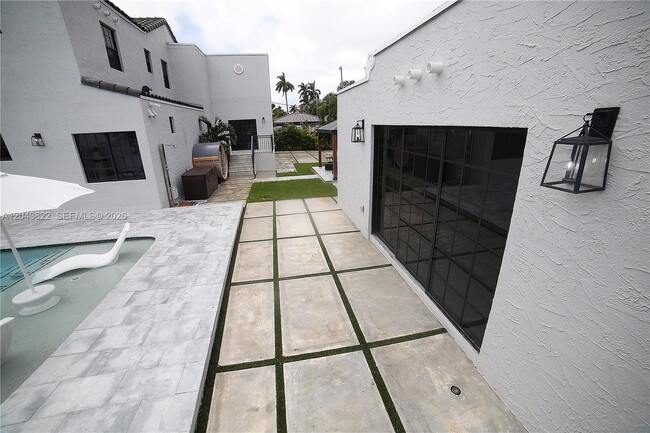 Building Photo - 1345 Hollywood Blvd