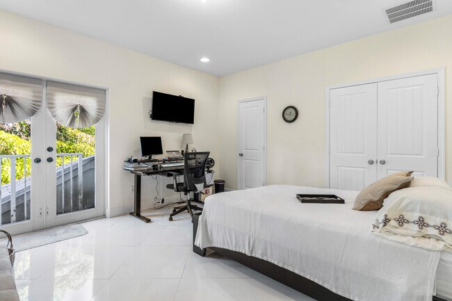 Building Photo - 1500 NE 4th Ct