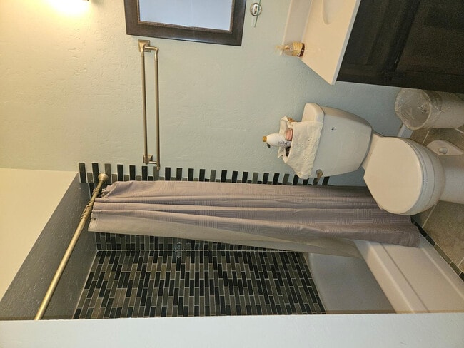 Building Photo - 555 N May