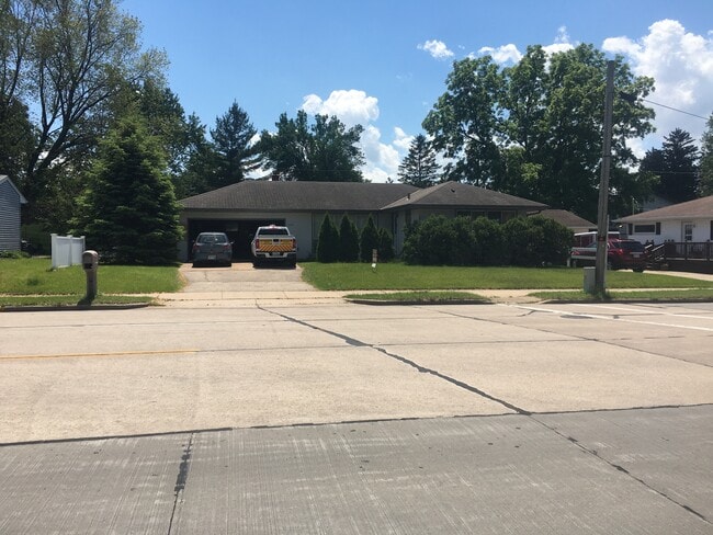 Building Photo - 1320 Main St