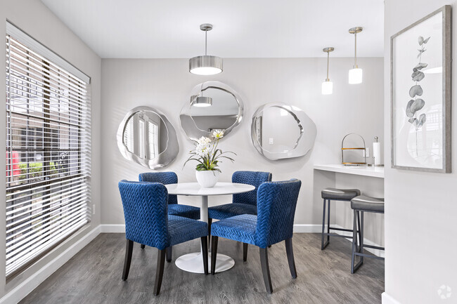 1BR, 1BA - 750SF (A1A) - Dining Room - The Ashley at Bluffview Apartments