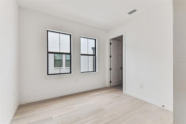 Building Photo - 1218 E Kay St